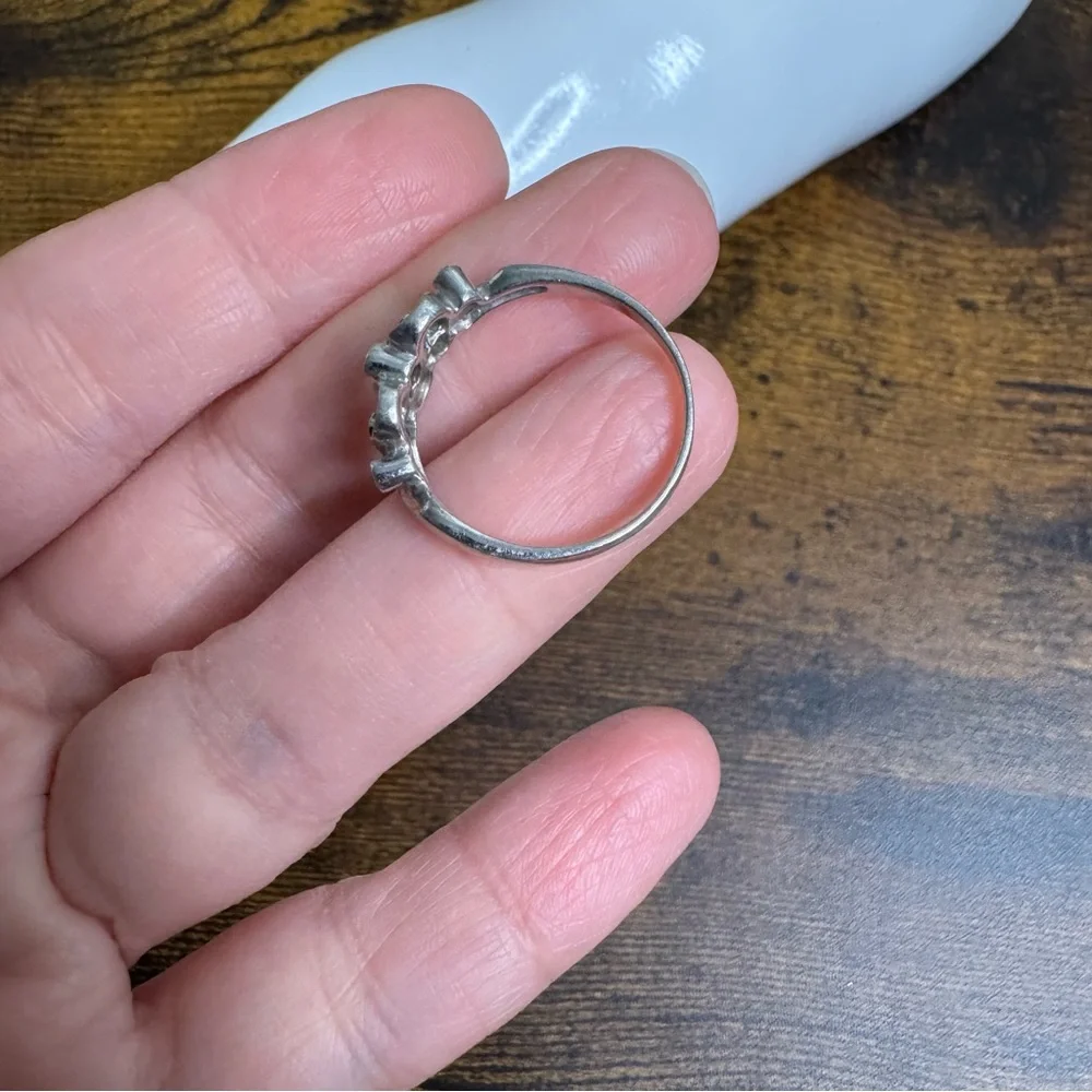 Sterling Silver Wavy Ring with Bezel CZ Stones size 9 Hallmarked 925 - Picture 4 of 12